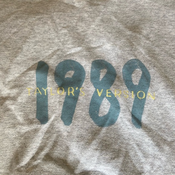 Taylor Swift Heather Gray 1989 Sweatshirt - Picture 2 of 6